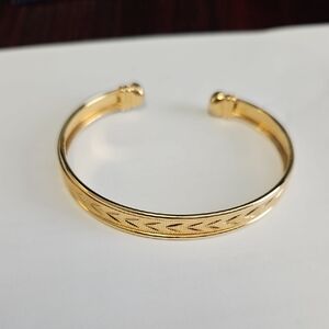 Elegant Gold Bangle Bracelet